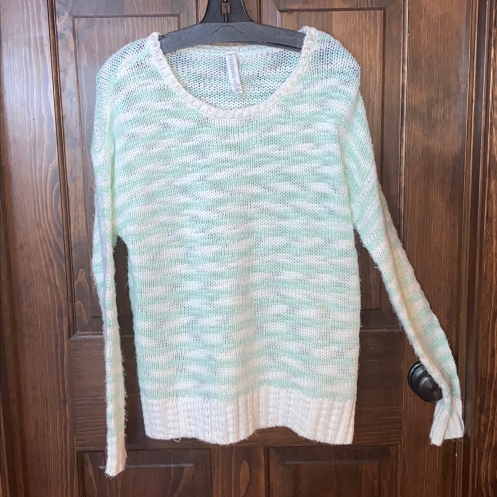 Mint and white sweater!🧊